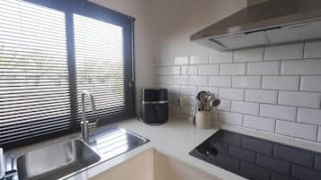 Coffee/tea maker, fridge, oven, stovetop