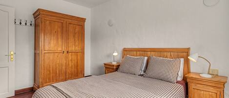 2 habitaciones, tabla de planchar con plancha, wifi y ropa de cama