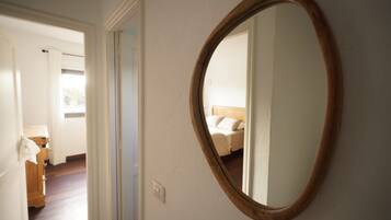 Tabla de planchar con plancha, wifi, ropa de cama