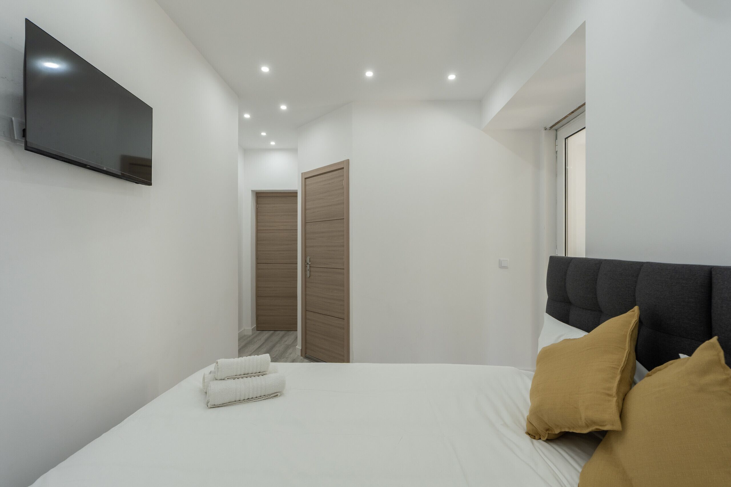 1 bedroom, bed sheets