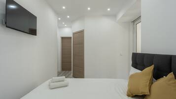 1 bedroom, bed sheets