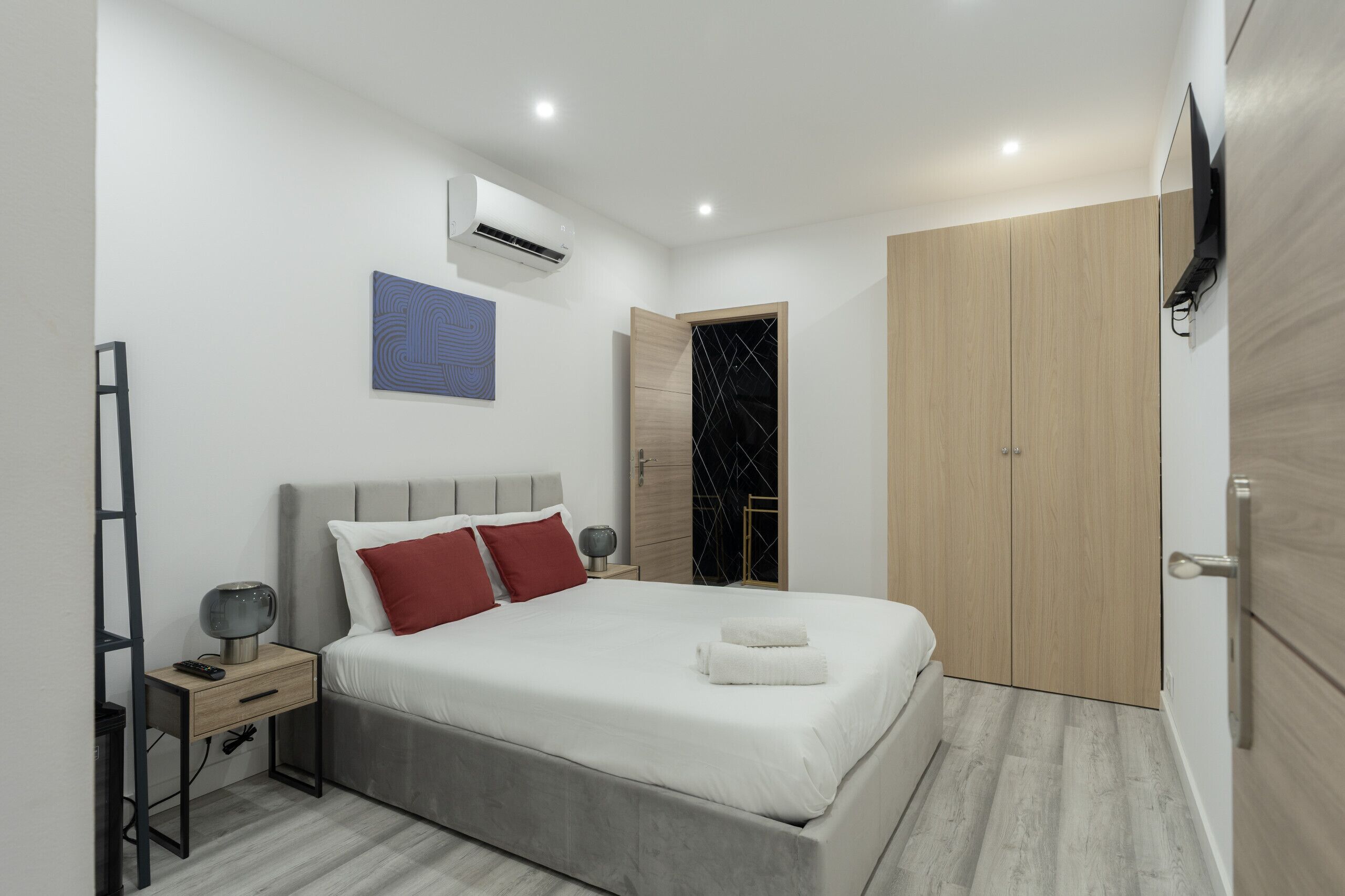 1 bedroom, bed sheets