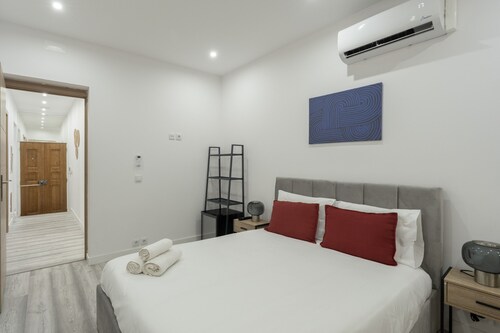 Lisbon Modern Suites V by Homing
