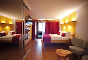 Suite Superior, pemandangan gunung | Seprai antialergi, minibar, dan didekorasi berbeda-beda