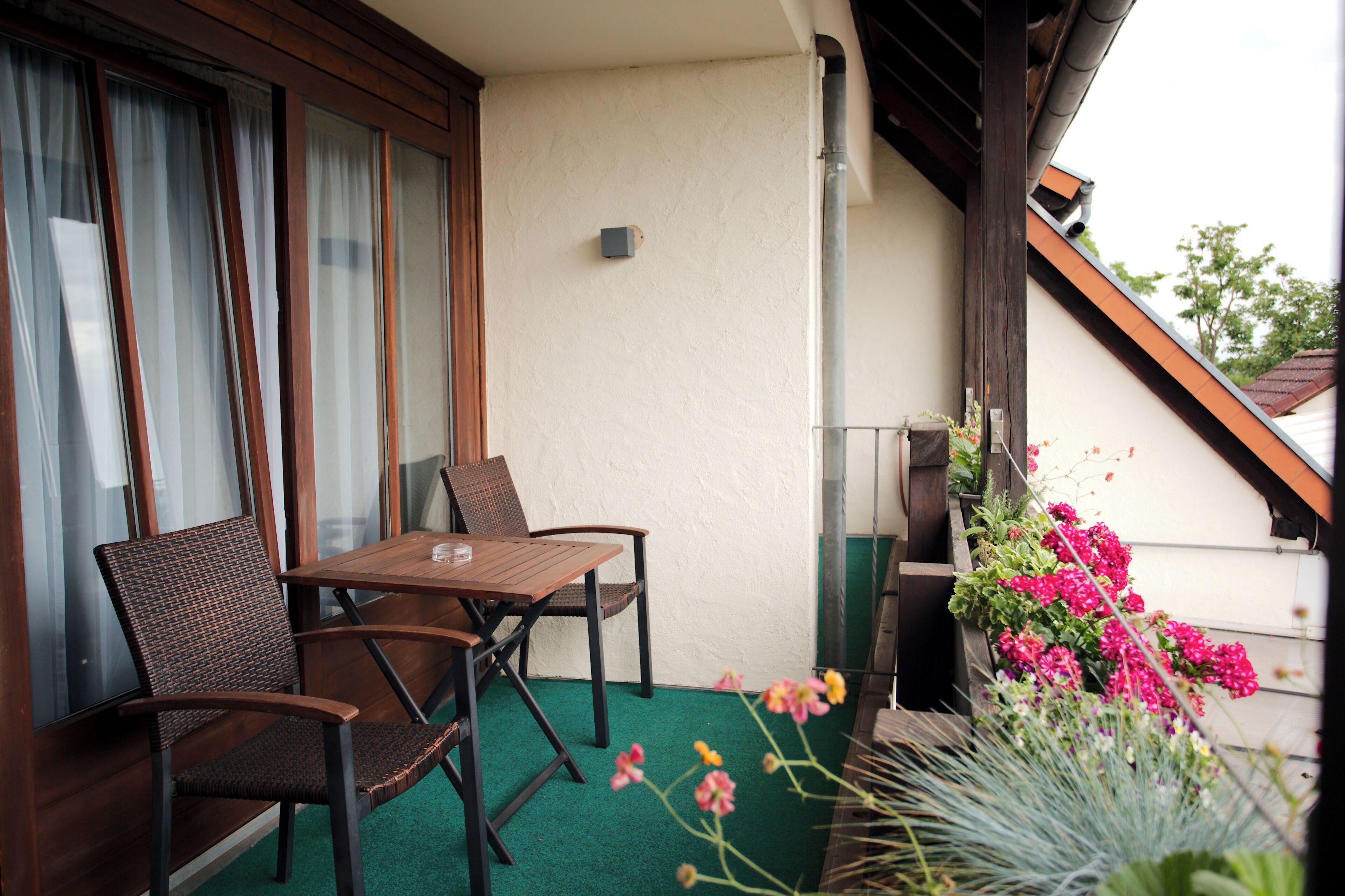 Habitación doble clásica, balcón, vista a la montaña | Restaurante al aire libre