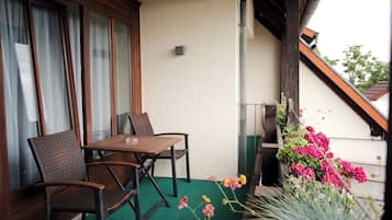 Habitación doble clásica, balcón, vista a la montaña | Restaurante al aire libre