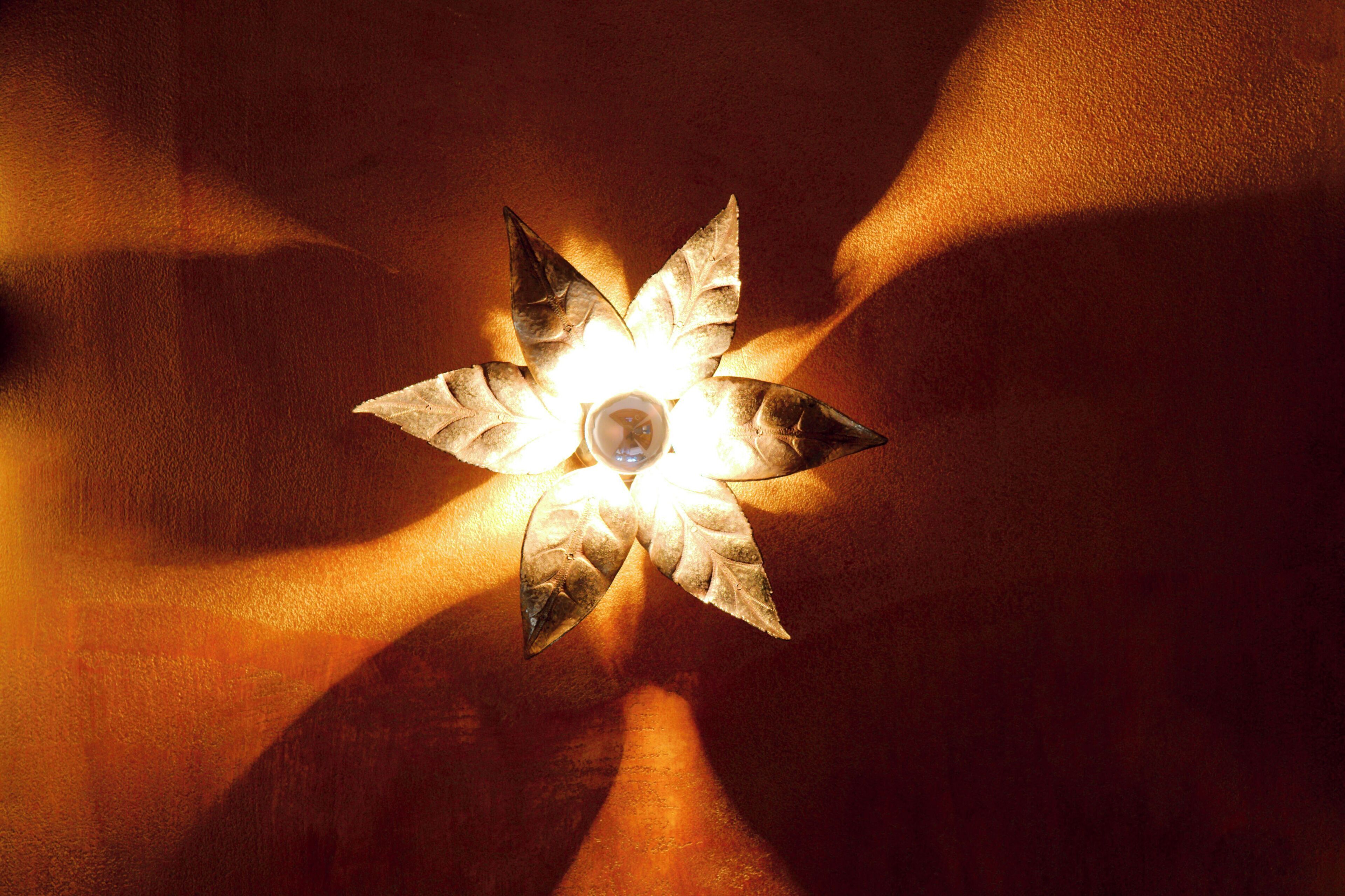 Eine sternförmige Leuchte mit einer zentralen Glühbirne.