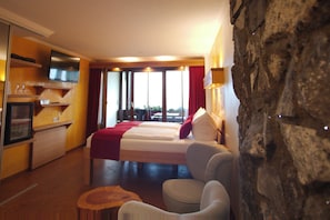 Suite superior, vista a la montaña | Ropa de cama hipoalergénica, minibar y decoración personalizada
