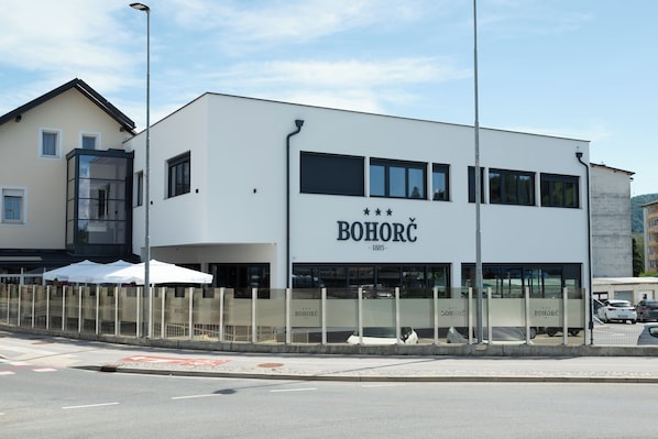 Un bâtiment moderne sur lequel on peut voir en évidence l’inscription « BOHORC ».