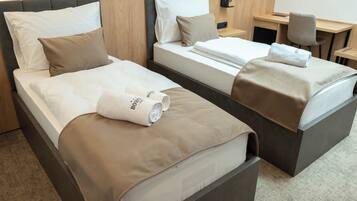 Superior Twin Room | Meja, ruang kerja komputer riba, Wi-fi percuma