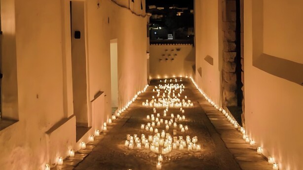 A corridor with arches, lined with candles, leading to a dark area. - Casa San Miguel: peace and charm in Vejer de la Frontera (Vejer de la Frontera)