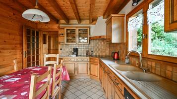 Coffee/tea maker, fridge, microwave, oven