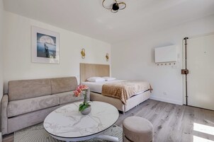 Espacio para trabajar con laptop y tabla de planchar con plancha 
