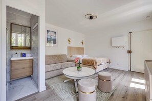 Apartemen | Ruang kerja ramah laptop, setrika/meja setrika, dan seprai linen