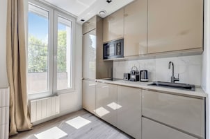 Cafetera/tetera, refrigerador, microondas, placa de cocina