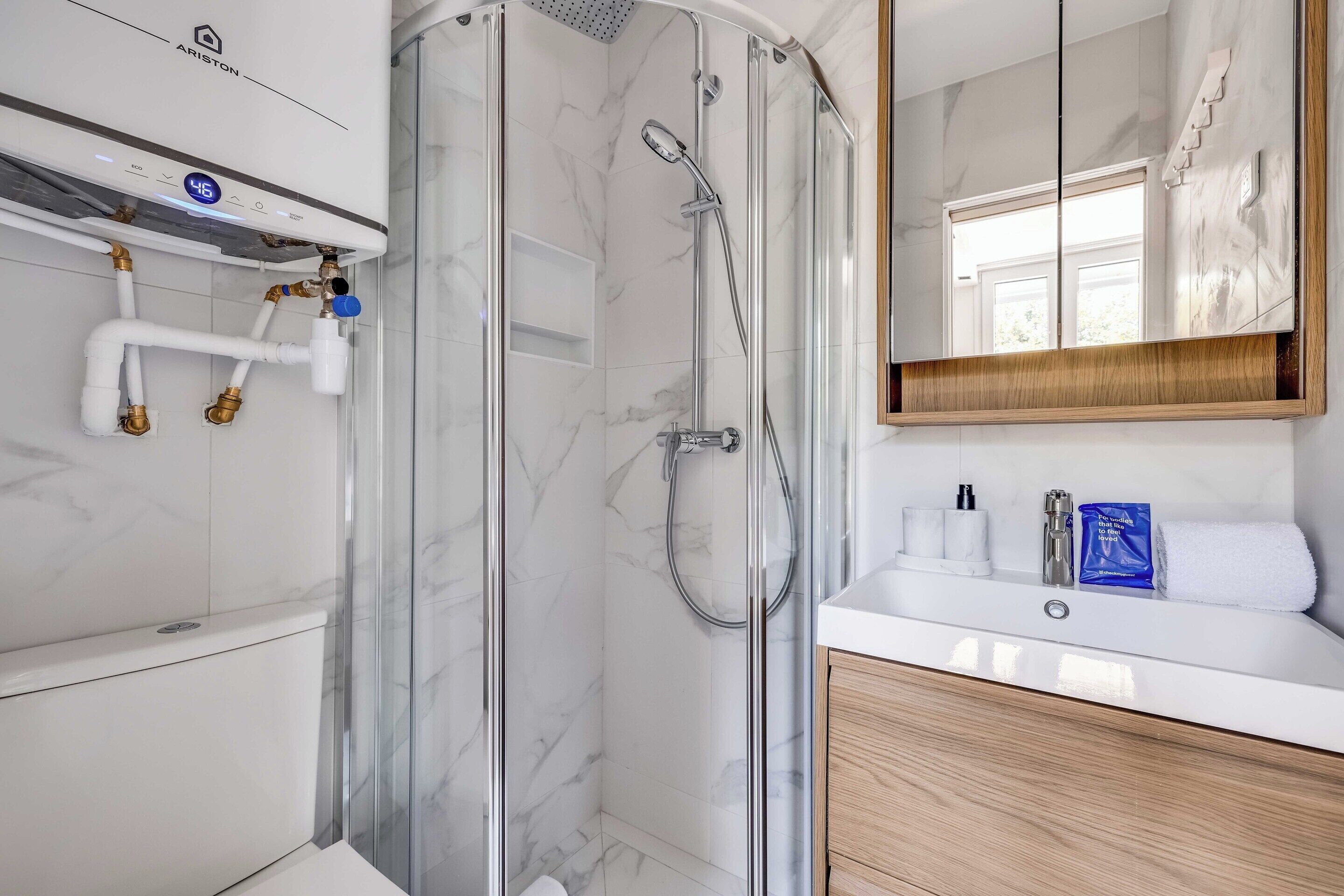 Apartment | Bathroom | Hair dryer, towels, shampoo