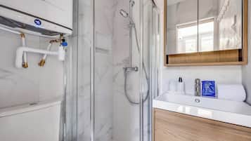 Apartment | Bathroom | Hair dryer, towels, shampoo