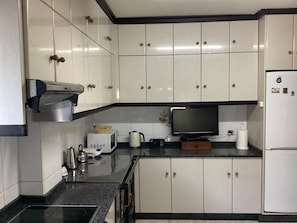 Wasserkocher mit Kaffee-/Teezubehör, Kühlschrank, Mikrowelle, Ofen