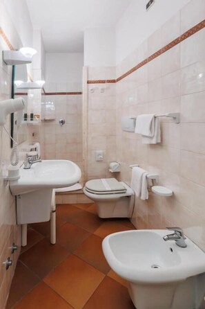 Classic-Doppel- oder -Zweibettzimmer, Flussblick | Badezimmer | Dusche, Haartrockner, Hausschuhe, Handtücher