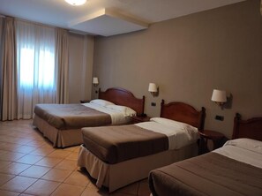 Familienzimmer, Flussblick | Schreibtisch, schallisolierte Zimmer, Bügeleisen/Bügelbrett