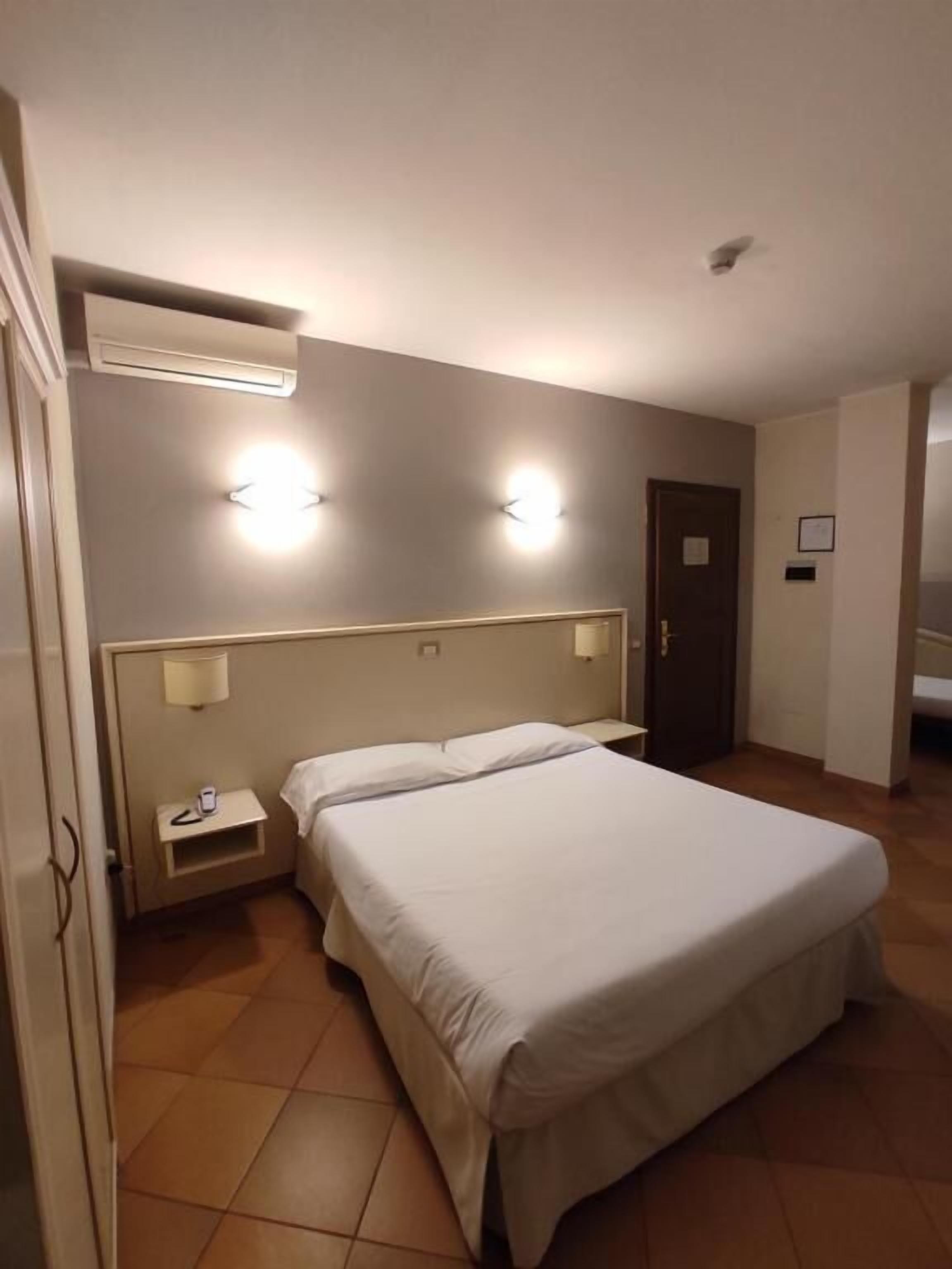 Deluxe-Dreibettzimmer, Stadtblick | Schreibtisch, schallisolierte Zimmer, Bügeleisen/Bügelbrett
