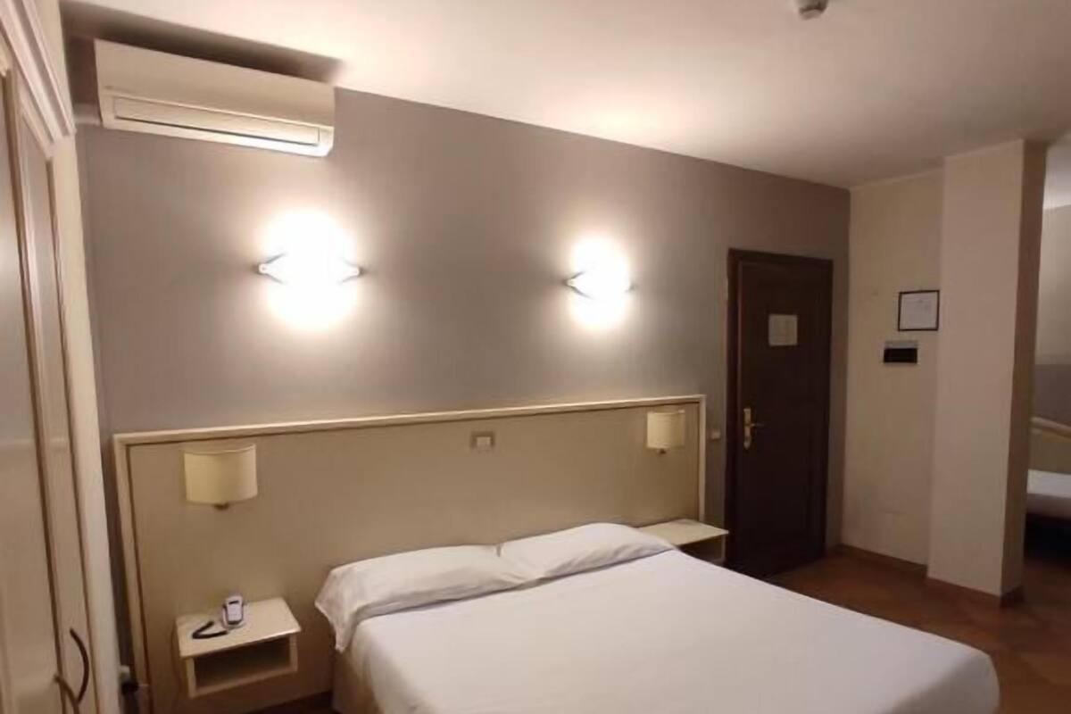 Phòng 3 Deluxe, quang cảnh thành phố | Bàn, phòng cách âm, bàn ủi/dụng cụ ủi quần áo