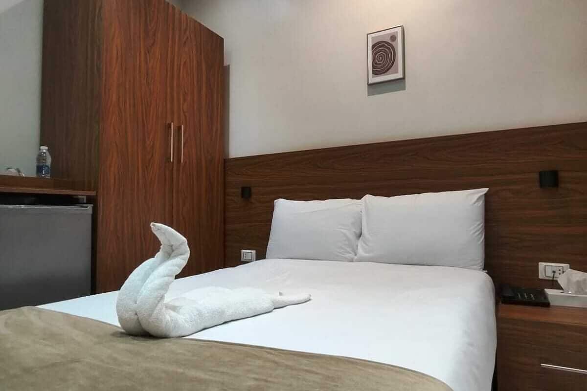 Quarto solteiro luxo | Cofres nos quartos, Wi-Fi de cortesia, roupa de cama