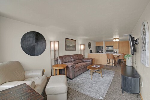 Waterfront Marina Views, Walk to Beach, 2BR/2BA Condo in Algoma