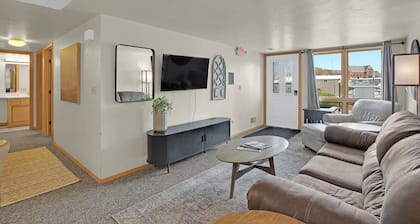 Waterfront Marina Views, Walk to Beach, 2BR/2BA Condo in Algoma