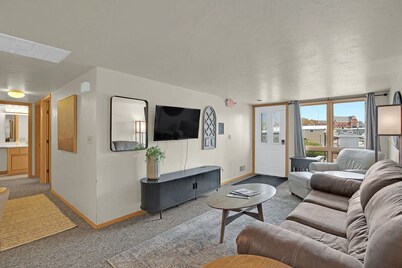 Waterfront Marina Views, Walk to Beach, 2BR/2BA Condo in Algoma