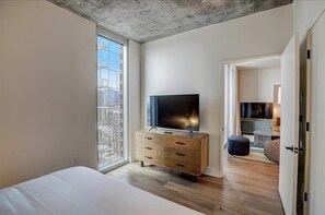 2 bedrooms, iron/ironing board, free WiFi, bed sheets - Stunning Rainey Street condo w/city-view balcony, rooftop pool, gym (Austin)