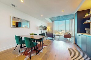 Interior - Modern and cozy condo with balcony and water view, rooftop pool, gym, firepit (Austin)