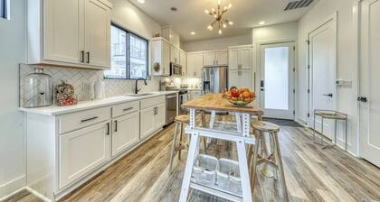 Dog-friendly, two story condo w/deck and outdoor dining area -near downtown