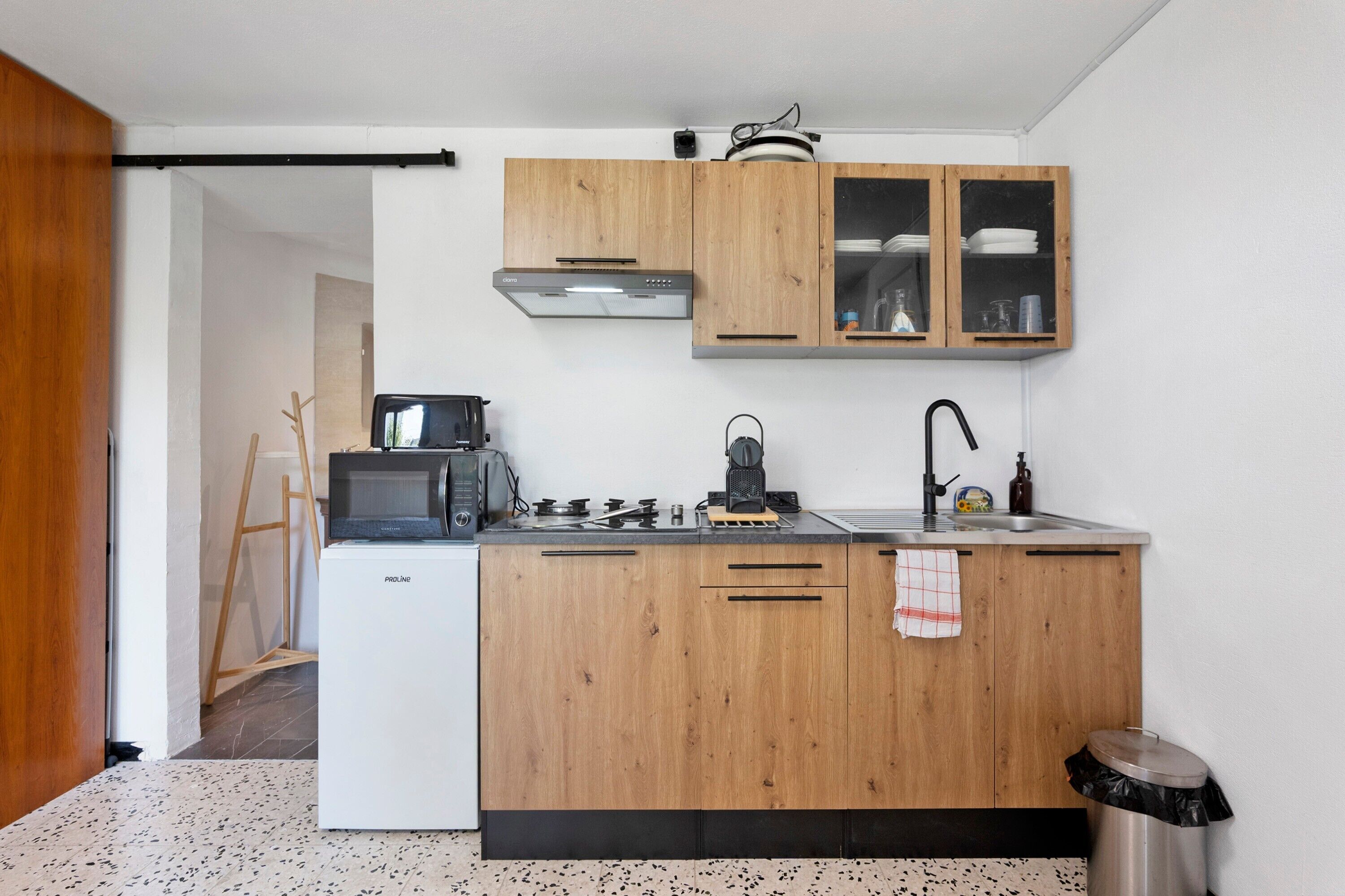 Cafetera/tetera, refrigerador, microondas, horno