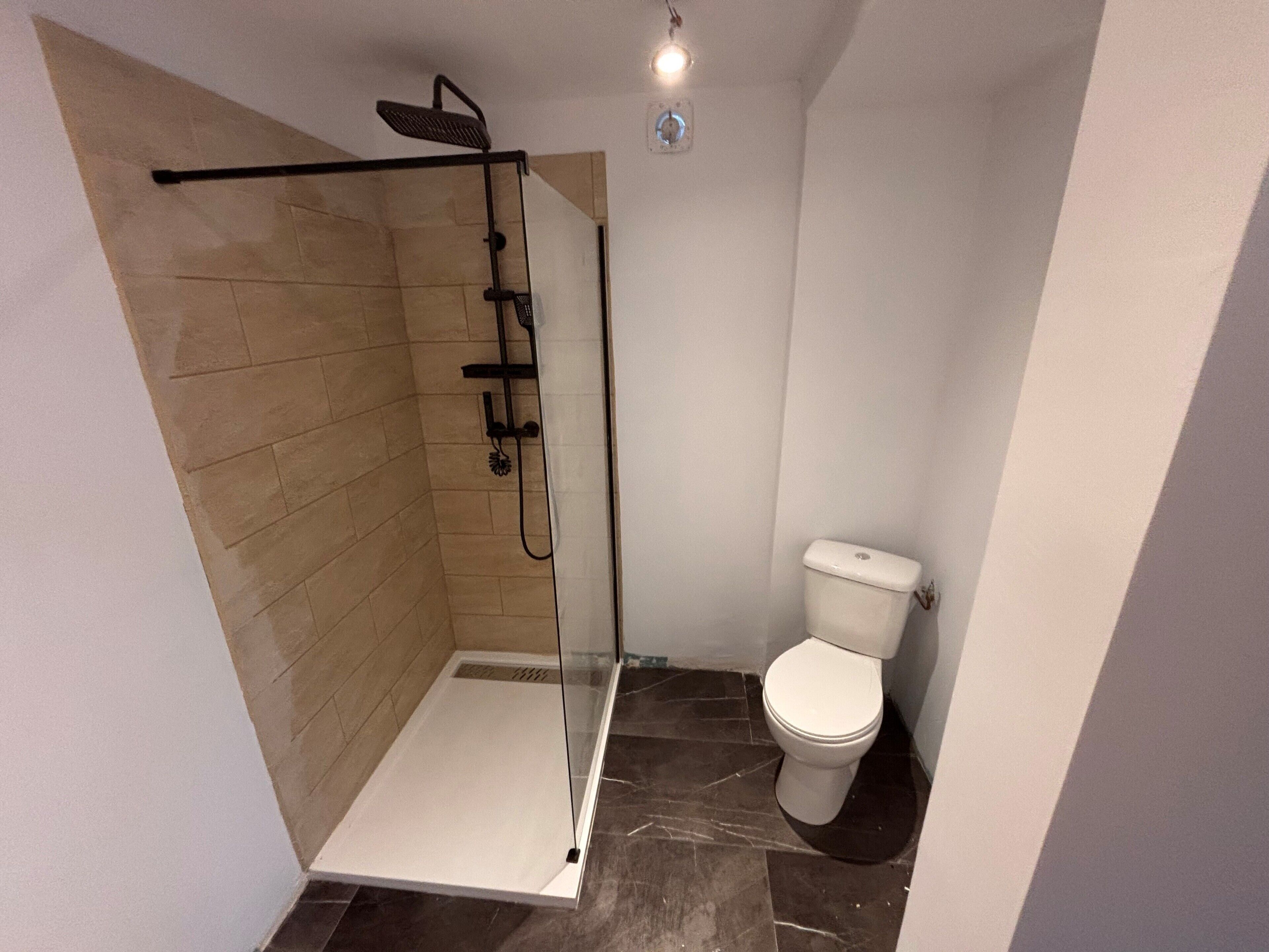 Douche, serviettes fournies