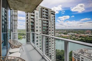 Property grounds - Austin Rainey St. corner condo - lake views & two balconies - pool & gym (Austin)