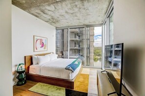 2 bedrooms, desk, iron/ironing board, free WiFi - Austin Rainey St. corner condo - lake views & two balconies - pool & gym (Austin)