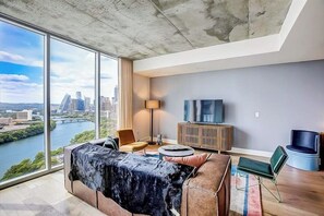 TV, ping pong, books - Austin Rainey St. corner condo - lake views & two balconies - pool & gym (Austin)
