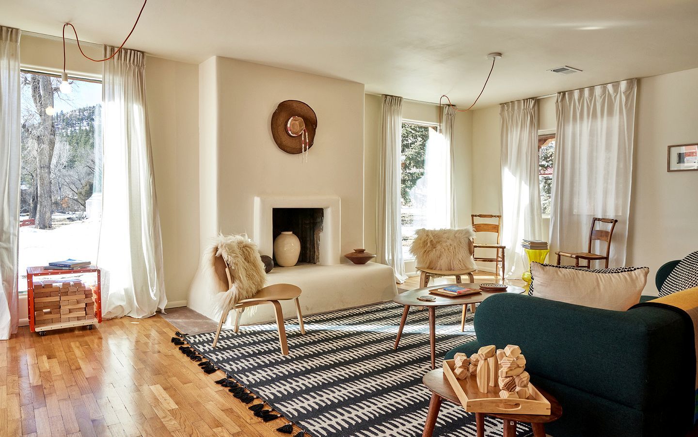 Un salon doté d’une cheminée, de meubles en bois et d’un tapis à motifs.