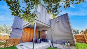 A modern two-story house with a covered patio, a wooden deck, and a fenced yard. - Fantastic townhouse with enclosed backyard and high-speed internet (Austin)
