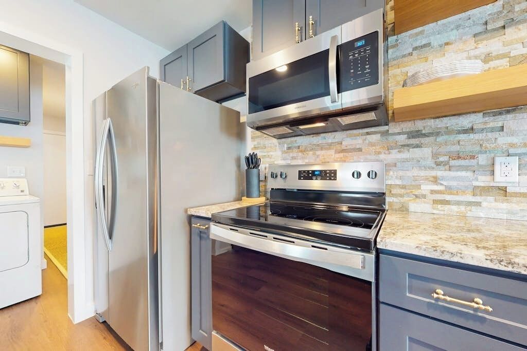 Coffee/tea maker, fridge, microwave, oven