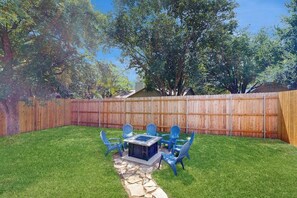 Outdoor dining - Cozy home with enclosed backyard and fire pit - Dog-friendly (Austin)