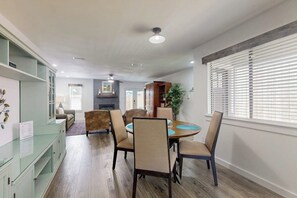 Dining - Cozy home with enclosed backyard and fire pit - Dog-friendly (Austin)