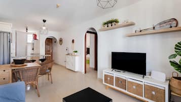 Apartment, 2 Bedrooms, Balcony, Ocean View | Living room