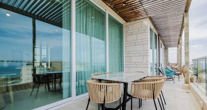 Waterfront 6th-floor apt with balcony jacuzzi
