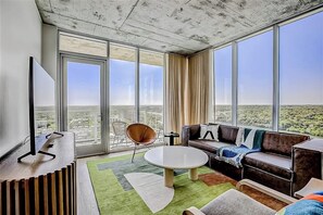 TV, ping pong, books - 24th floor - Corner condo - lake-view balcony - rooftop pool & gym (Austin)