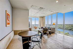 TV, ping pong, books - 24th floor - Corner condo - lake-view balcony - rooftop pool & gym (Austin)
