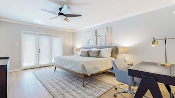 1 habitación, escritorio, tabla de planchar con plancha y cuna de viaje