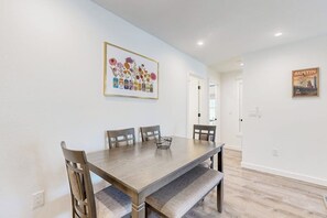 Dining - Charming house with Internet in Central Austin near local attractions (Austin)