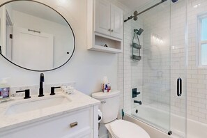 Bathroom - Charming house with Internet in Central Austin near local attractions (Austin)